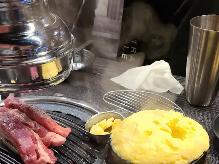 고기를 굽는 불판과 곁들임 메뉴