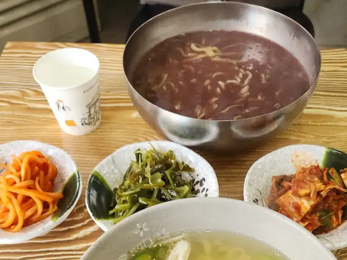 칼국수와 반찬들 사진