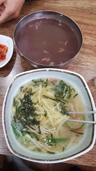 팥칼국수와 해물칼국수 비교 사진