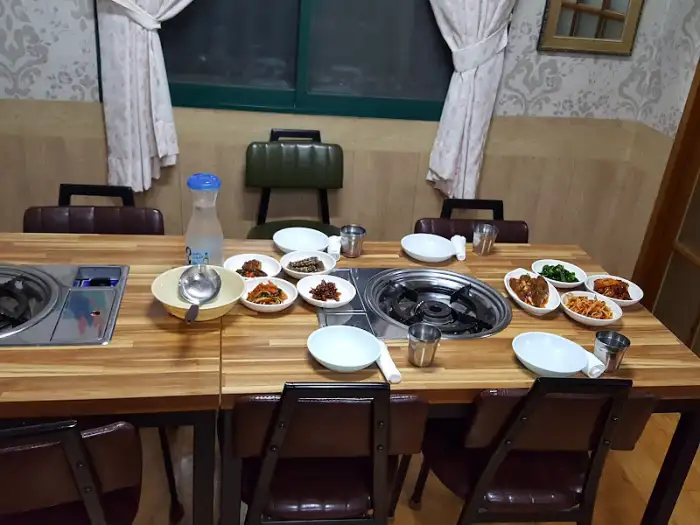 우리식당 내부 테이블 세팅