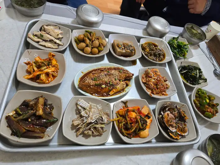 다른 각도에서 찍은 반찬 상차림