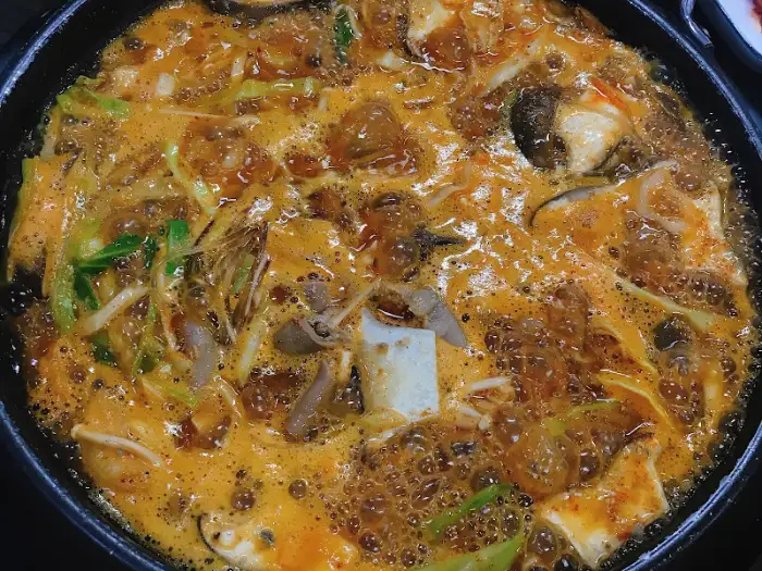 끓어오르는 곱창전골의 클로즈업