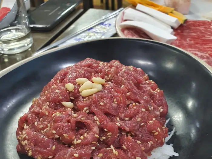 신선한 육회와 곁들임 재료들