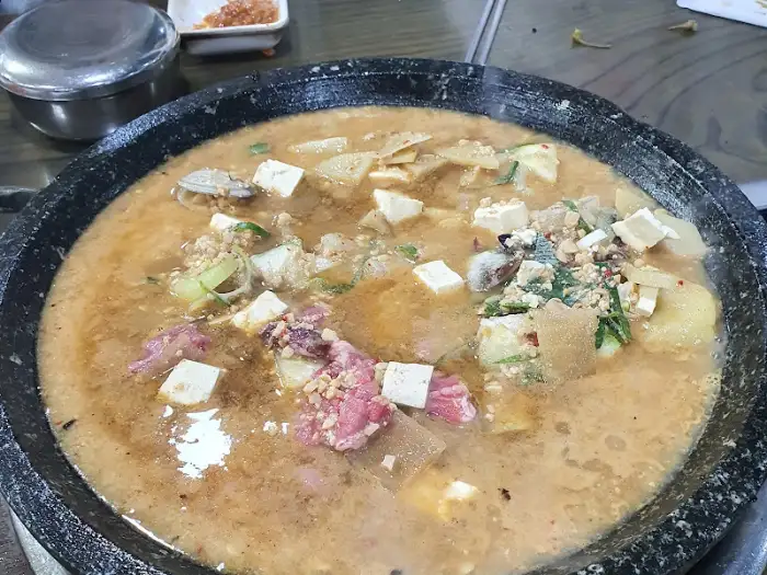 두부와 채소가 듬뿍 들어간 맑은 국물의 전골