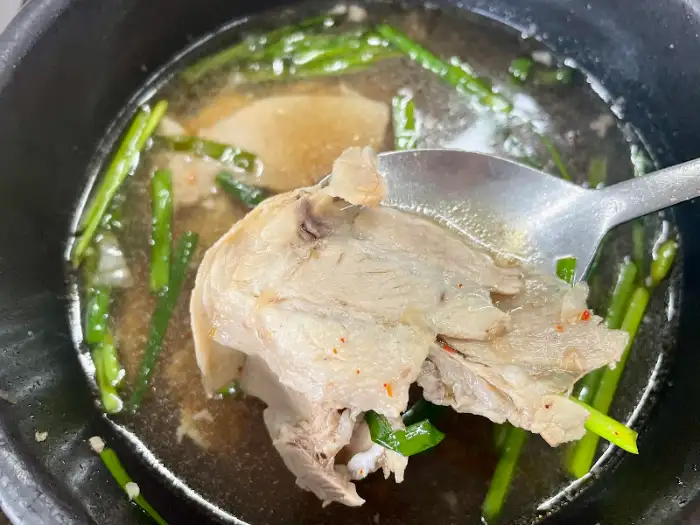 국물과 고기, 채소가 어우러진 국밥 클로즈업