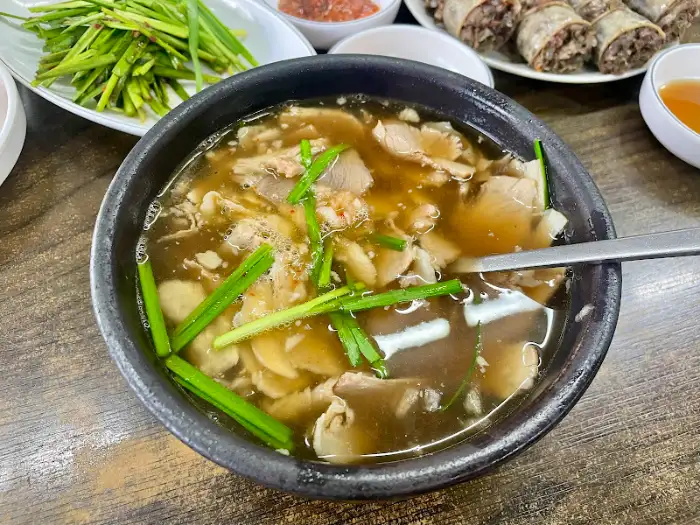 푸짐한 양의 국밥과 곁들임 반찬