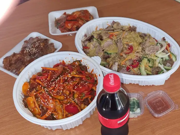 테이블에 차려진 푸짐한 상차림