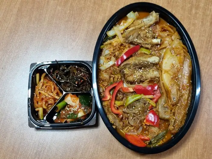 푸짐하게 담긴 족발과 곁들임 반찬