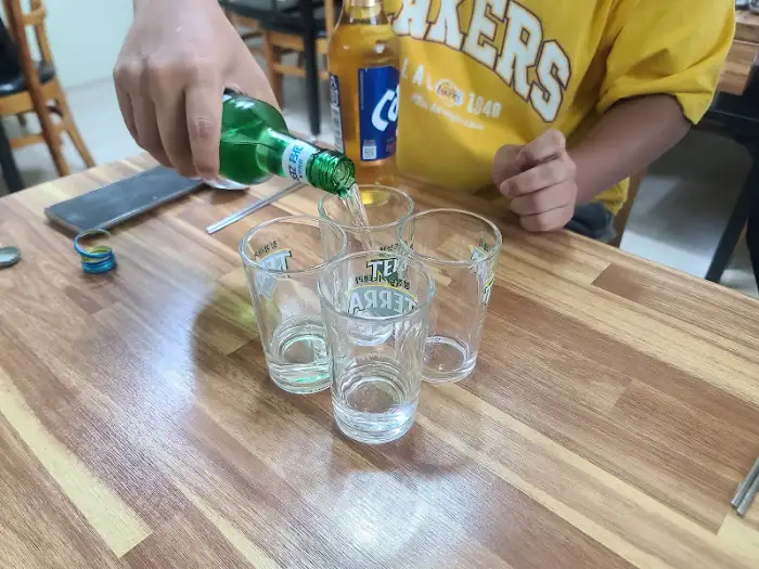 술잔에 소주 따르는 모습