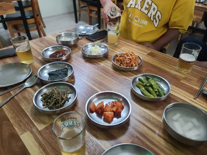테이블 위에 놓인 밑반찬들