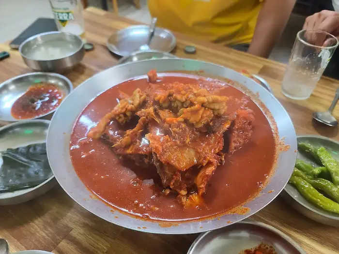 테이블에 놓인 뽈찜과 밑반찬