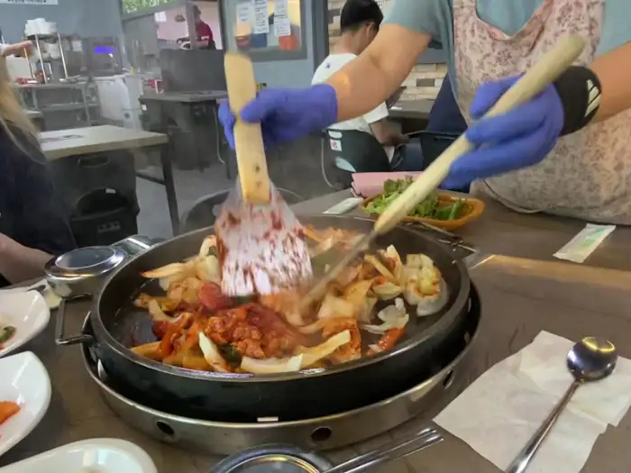 본고깃집 닭갈비 조리 과정
