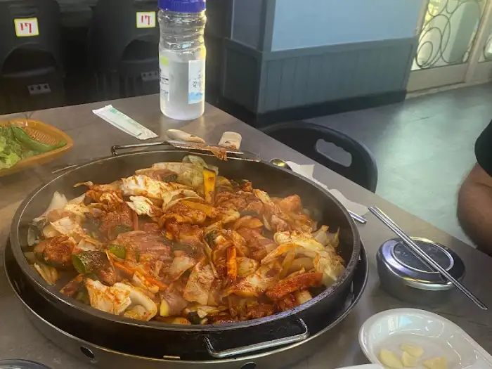 본고깃집 닭갈비 조리 중