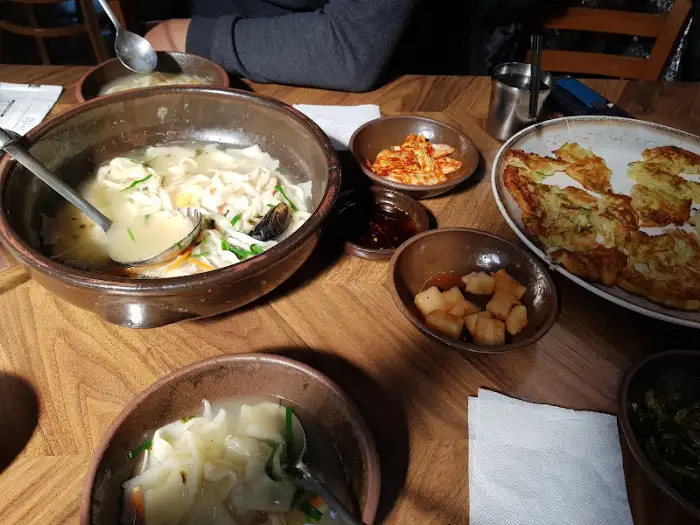 칼제비와 곁들임 반찬, 겉절이와 깍두기
