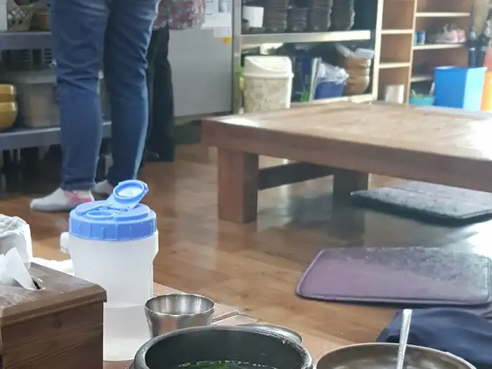 테이블에 놓인 물병과 컵, 그리고 식기류