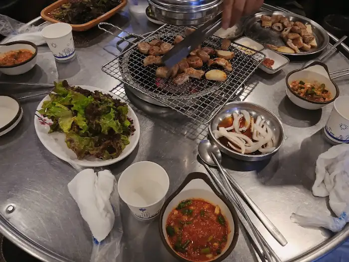 숯불 위에서 초벌되는 막창과 닭발