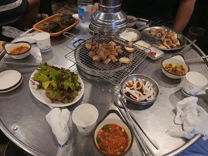 숯불 위에서 초벌되어 나오는 막창