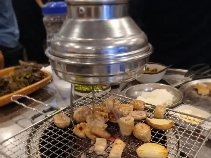 맛있게 익어가는 막창 조각들