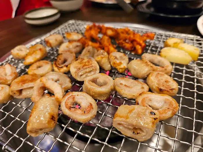 숯불 위에서 구워지는 닭발