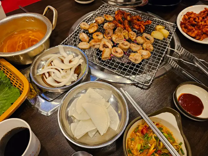막창, 닭발과 함께 차려진 푸짐한 상차림