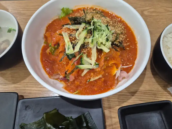 먹음직스러운 회덮밥