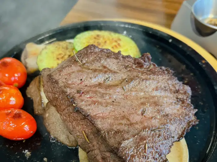 두툼한 스테이크 요리
