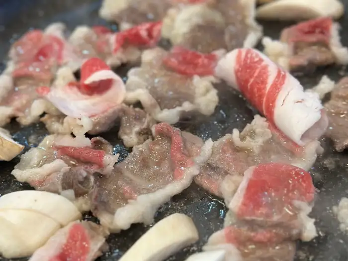 불판 위에서 맛있게 익어가는 소고기 조각들