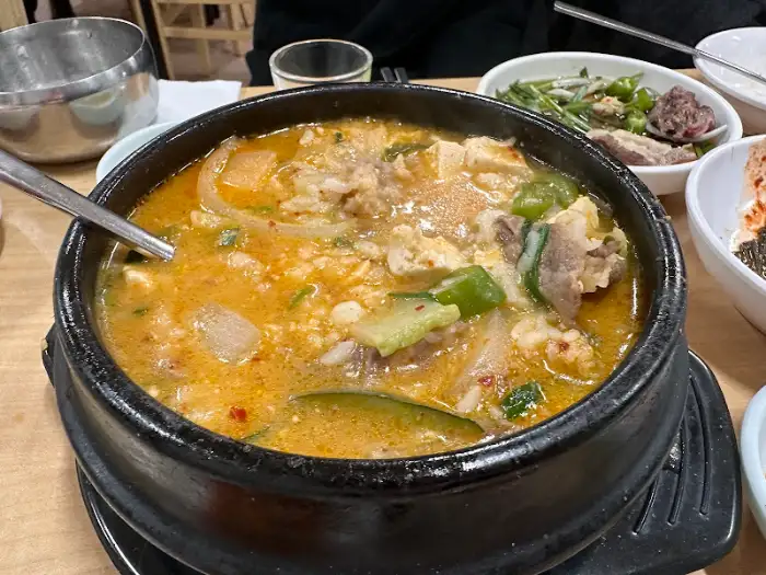 푸짐하게 끓고 있는 된장찌개