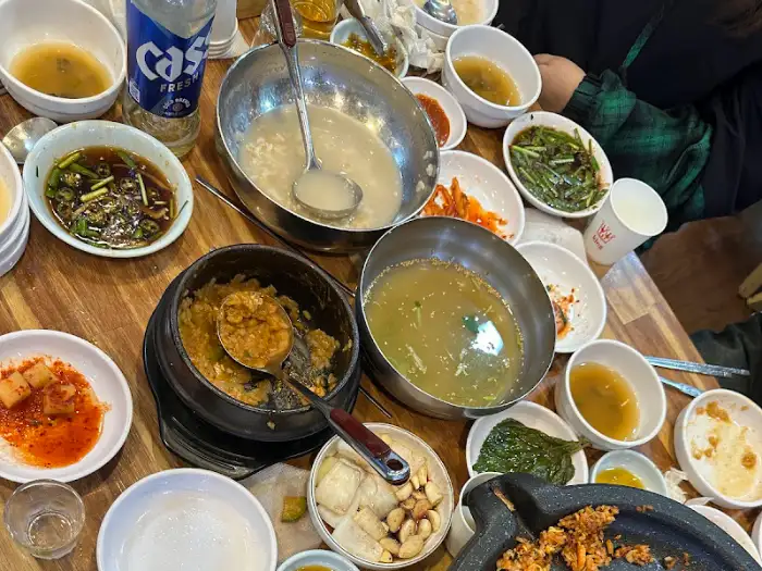테이블 가득한 음식과 술병