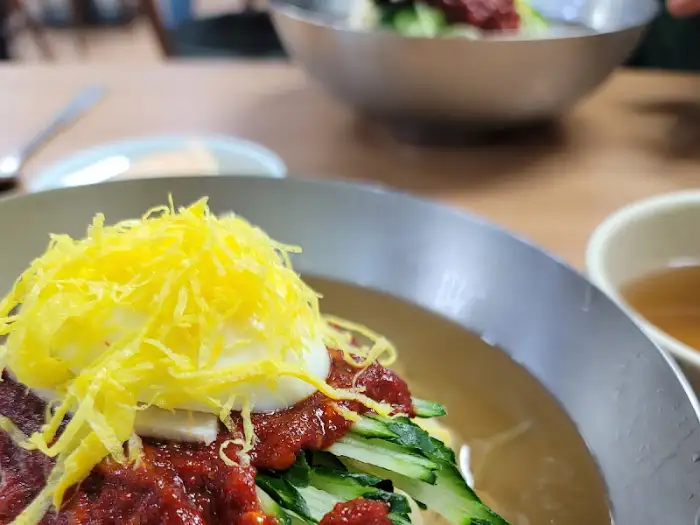 물밀면 그릇의 클로즈업 사진