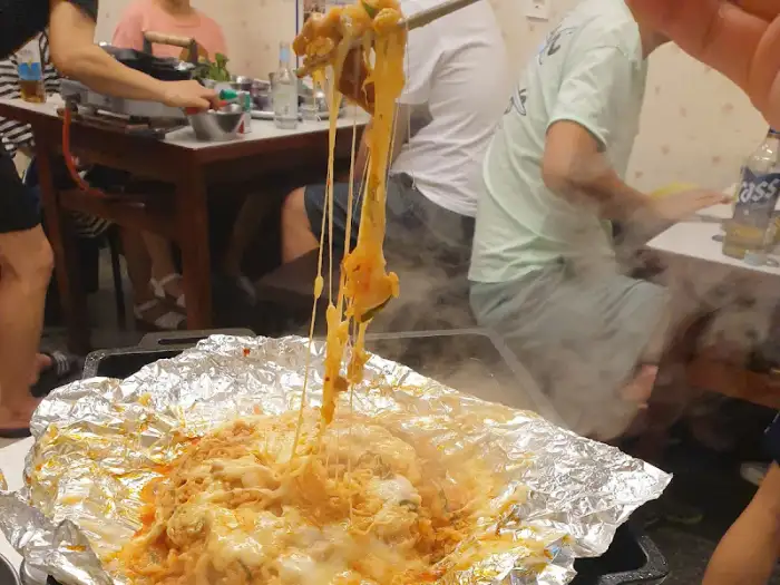 치즈 듬뿍 올라간 음식