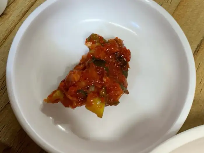 작은 접시에 담긴 새빨간 양념장의 모습