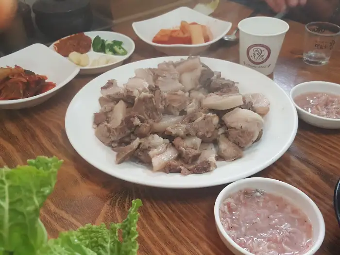 김이 모락모락 나는 따끈한 수육