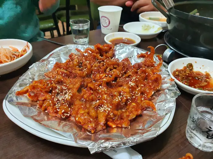 매콤달콤한 양념의 닭발 요리