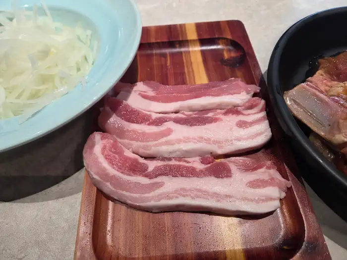 만포가든 내부의 깔끔한 나무 테이블과 조명