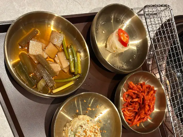 푸짐하게 차려진 만포가든의 기본 반찬들