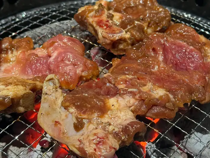 숯불 위에서 맛있게 구워지고 있는 양념갈비