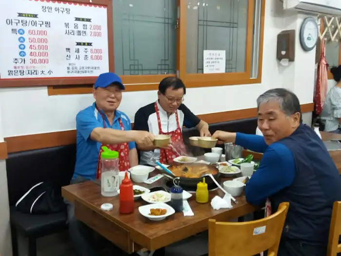 식사 중인 손님들