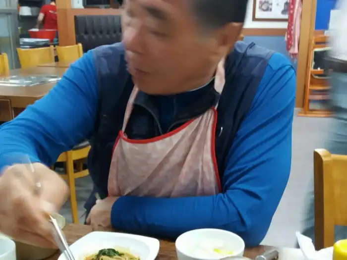 앞치마를 두른 사장님의 모습