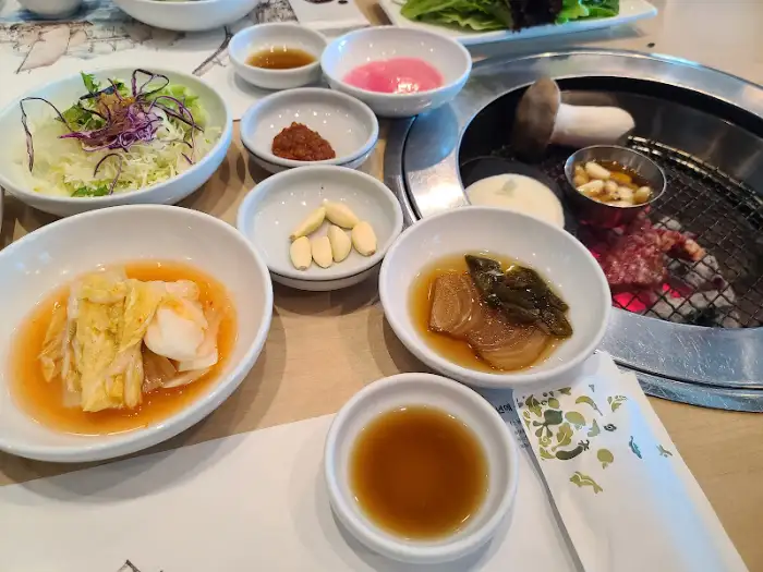 다양한 밑반찬과 샐러드