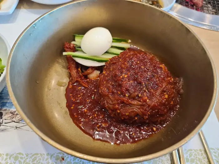 매콤해 보이는 비빔냉면