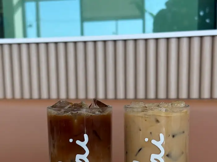 깔끔한 로고가 돋보이는 두 잔의 음료