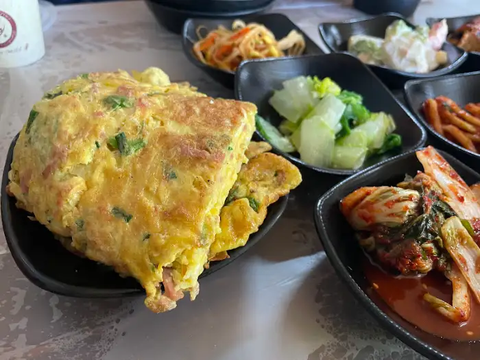 푸짐한 계란말이와 여러 반찬들