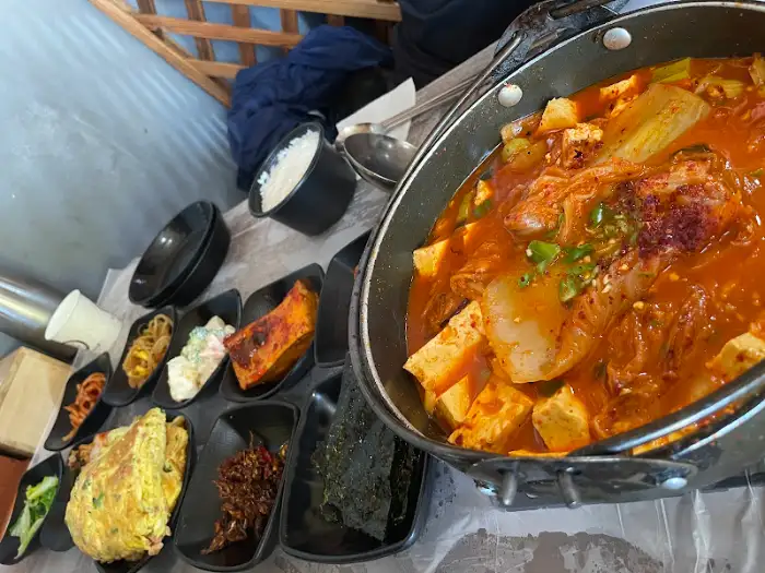 김치찌개와 밥, 그리고 다양한 반찬들