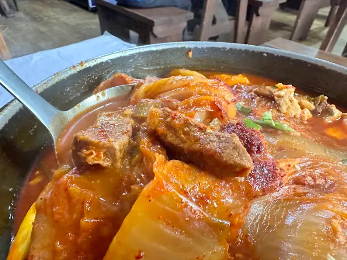 김치찌개 속 고기 근접 촬영