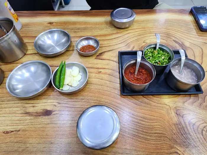 테이블에 차려진 반찬과 양념 그릇들 사진