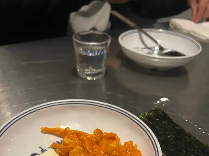 음식과 함께 준비된 술잔