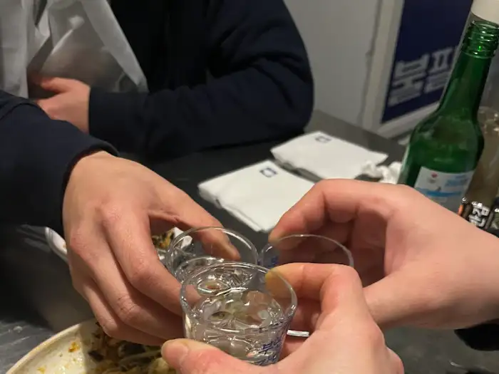 잔을 부딪히며 건배하는 모습