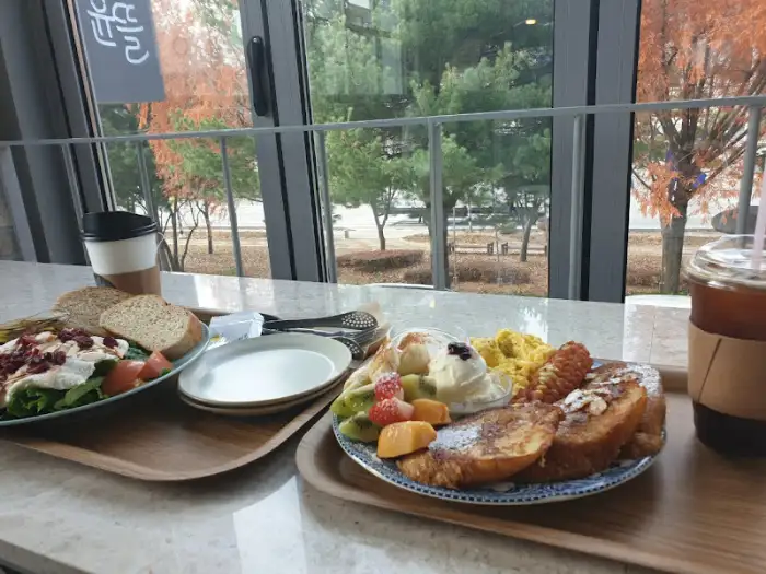 창밖 풍경과 함께 즐기는 브런치