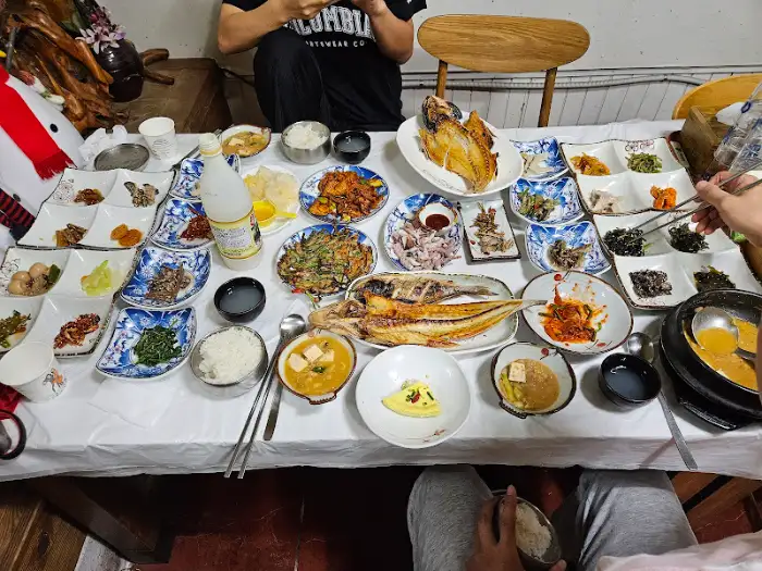 다양한 나물 반찬과 메인 요리가 차려진 한상차림